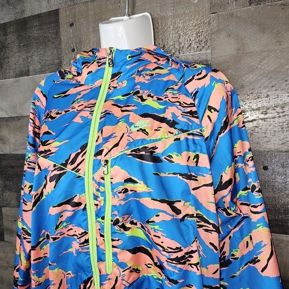 NIKE Women's Packable Camouflage Trail Running Jacket - Picture 6 of 7
